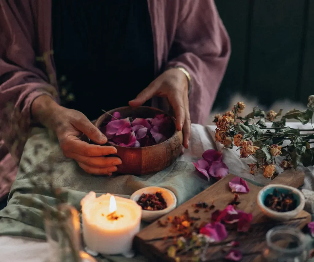 žena vykonávající rituál jarní rovnodennosti